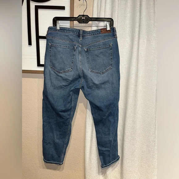 Hollister ultra high rise‎ mom jeans - Picture 2 of 4